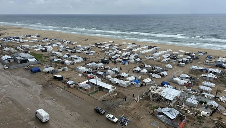 গাজায় শক্তিশালী ঝড়ে হাজার হাজার তাঁবু প্লাবিত, একজন নারী নিহত